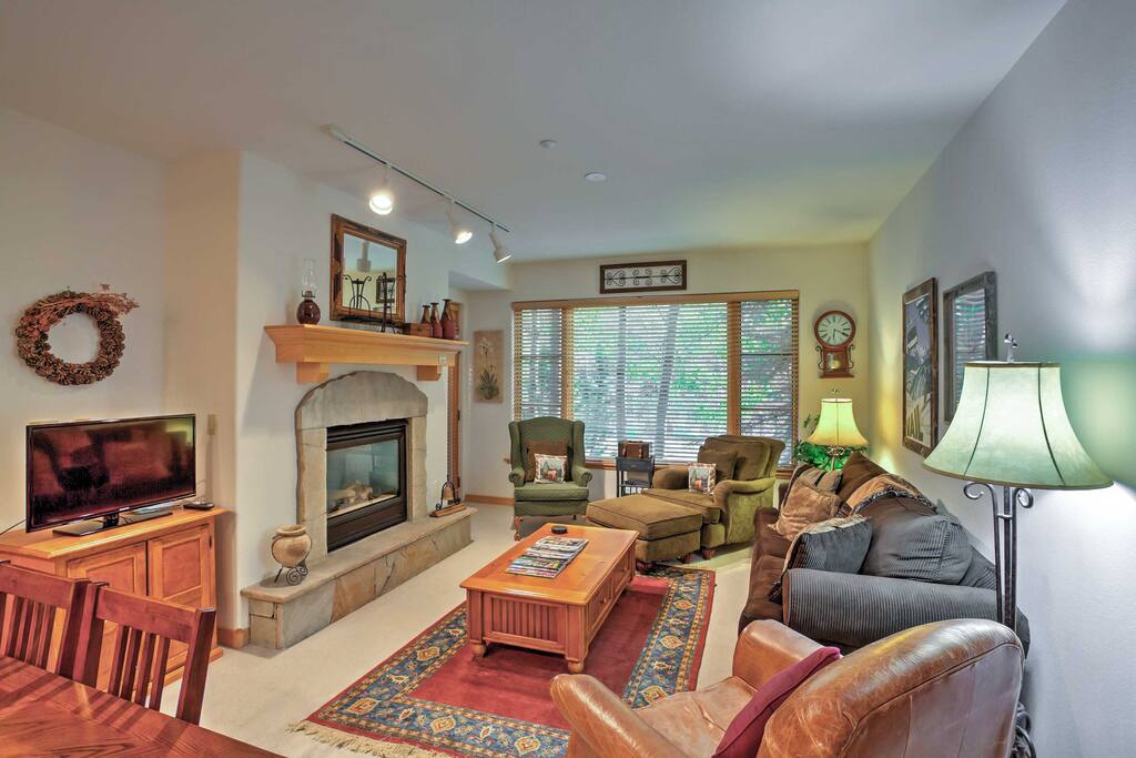 This warm, inviting condo boasts 1,082 square feet and accommodations for 6 guests.