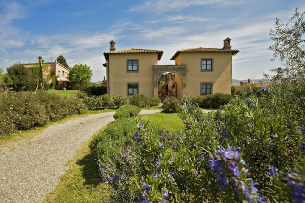 veduta dell'ingresso al borgo