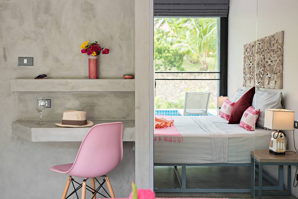 Pink bedroom n°2 with king size bed (180 cm) and private bathroom