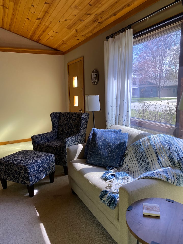 The Half Pint Lake House - serenity near the lake!