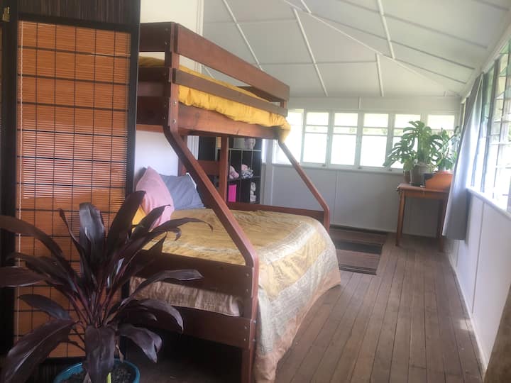 Cucheta con cama doble en la parte inferior e individual en la parte superior