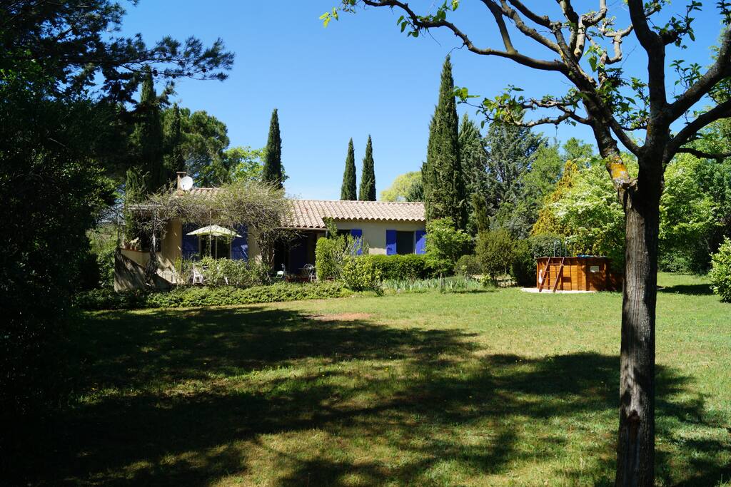Seen from the main garden (from east) / vue du jardin (de l’est) / vom Hauptgarten her gesehen (aus Osten)