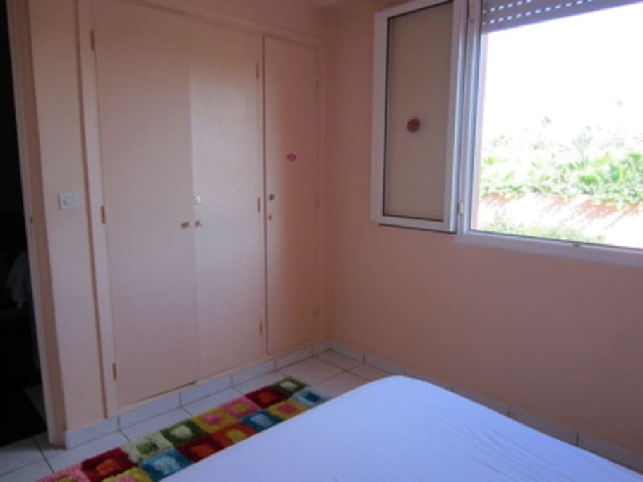 Chambre à coucher lit double avec placard
