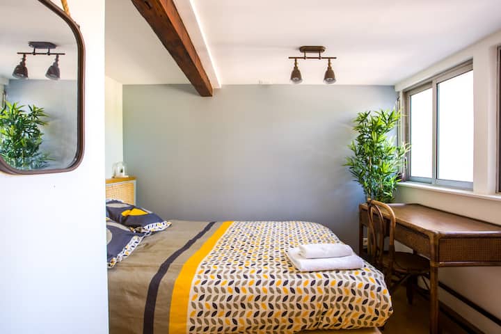 Chambre numéro 2, déco 2020, vue sur les toits, sans vis-à-vis