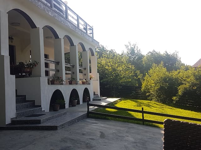 White house,in Bran,the place to be!