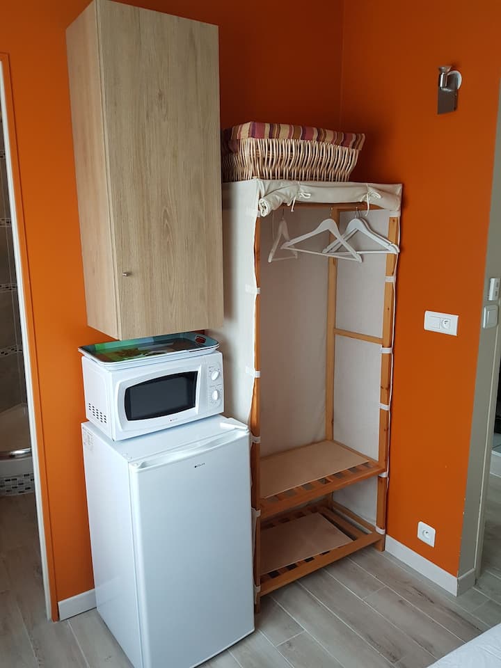Chambre Avec Frigo&micro-onde, Sdb,wc Privé - Magny-les-Hameaux