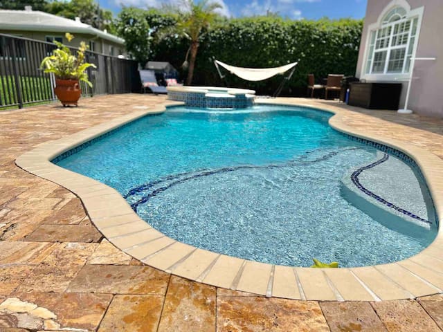 Spacious 4 bedroom house with heated pool