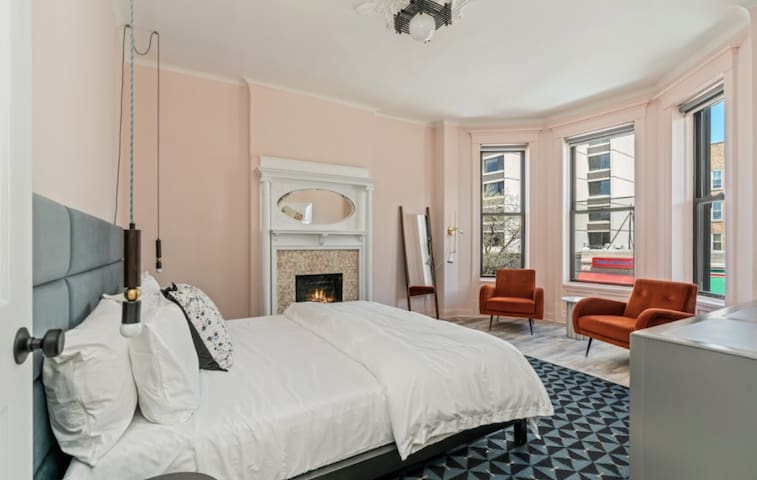 2 Bedroom Apartment in the Heart of Lincoln Park