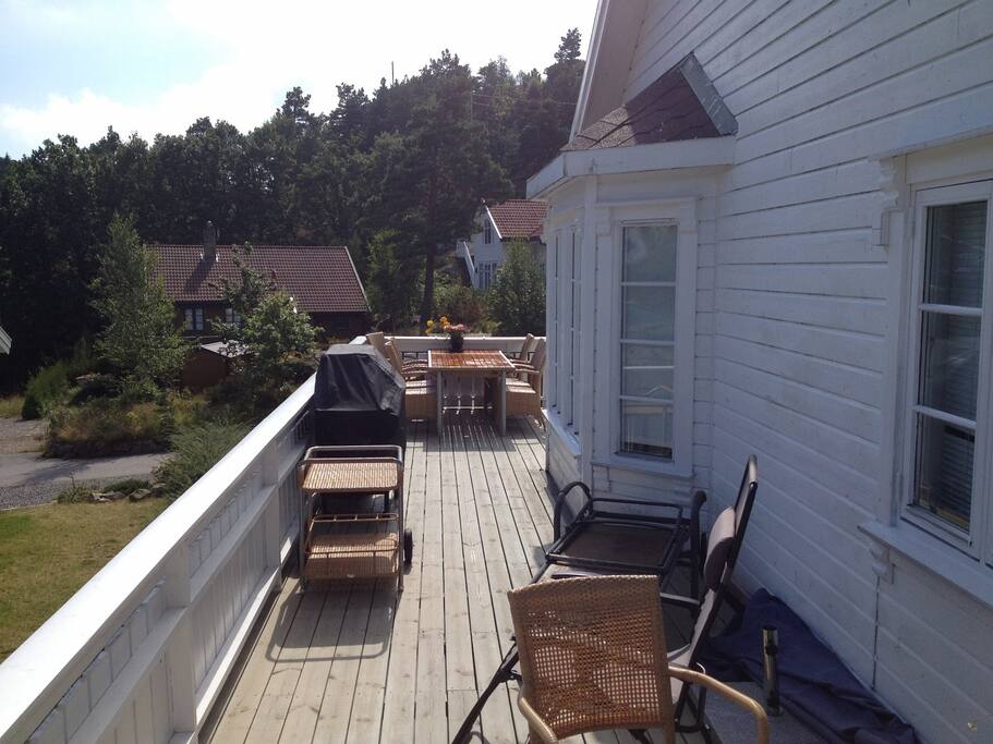 Stor terrasse rundt hele hytta