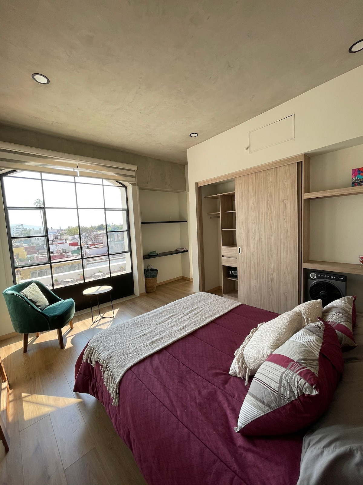 Mooie kamer om van je verblijf te genieten. 
uitzicht op de stad, kledingkast, kluisje en draagbare ventilator 
