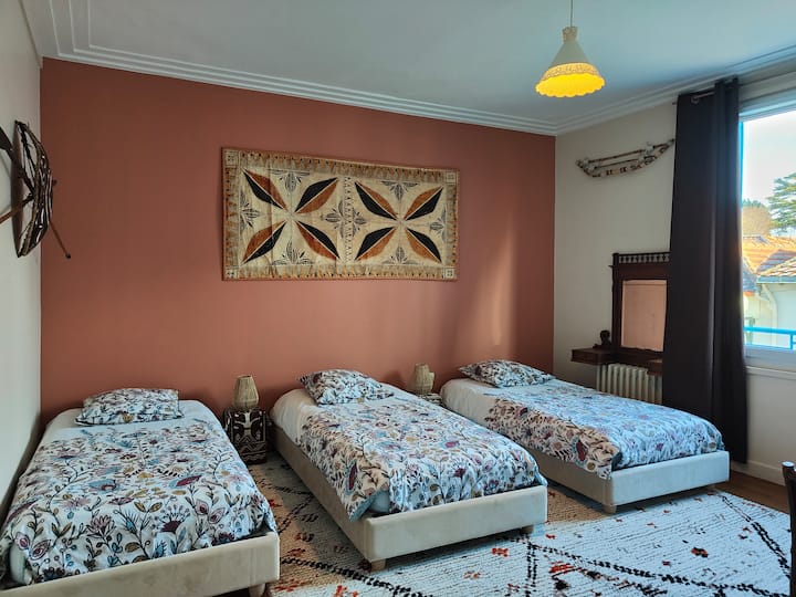 Спална соба во колонијален стил 