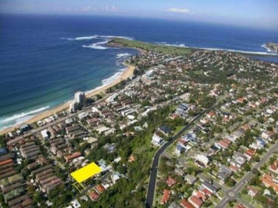 That's us in yellow -
a shot of Collaroy beach - we're half way up the plateau, so get the advantage of a view of Collaroy, all the way north to Narrabeen (& on a clear day can see Palm beach headland)