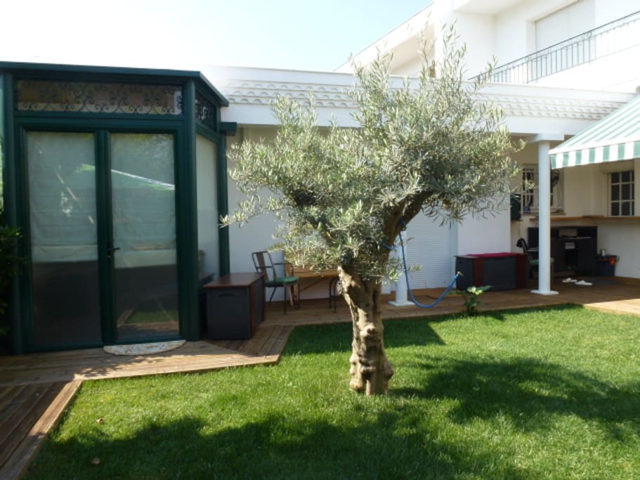 view of the studio apartment from the garden.
Vue du studio depuis le jardin.