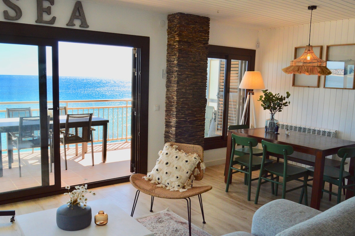Top Airbnb: An impressive oceanfront apartment with a private parking à Calonge I Sant Antoni