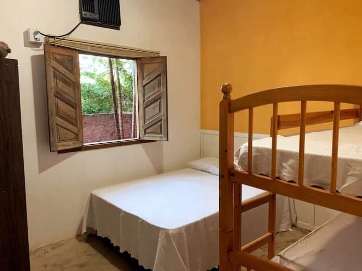 Suitë e verdhë me ajër të kondicionuar dhe dollap. 