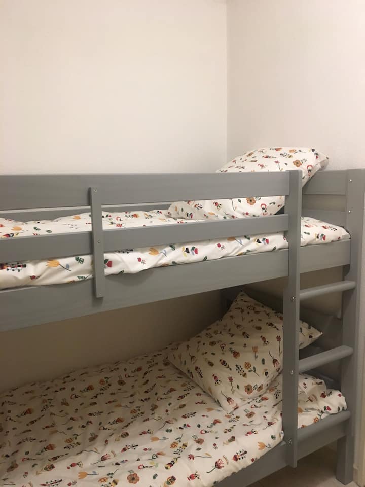 Indgang med lukket hytteplads (2 køjesenge)