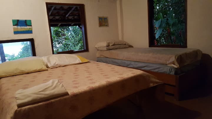 卧室和额外的床垫