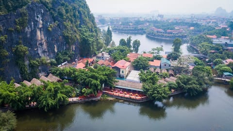 Tam Coc bungalow facing to Ngo Dong river
