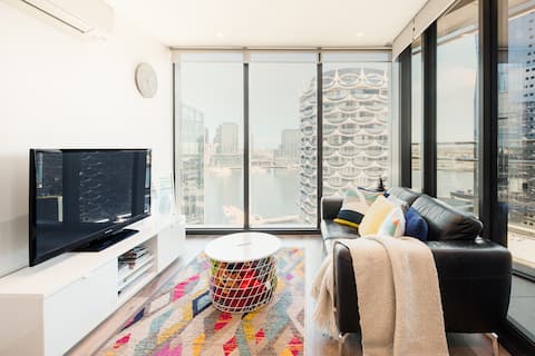 Modern Designer Apartment with Panoramic Harbour Views