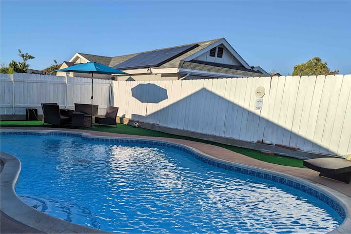 Sunshine home with salt water pool and jacuzzi