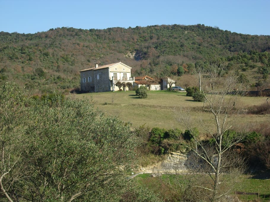 Au milieu de 8 hectares de près et de garrigue