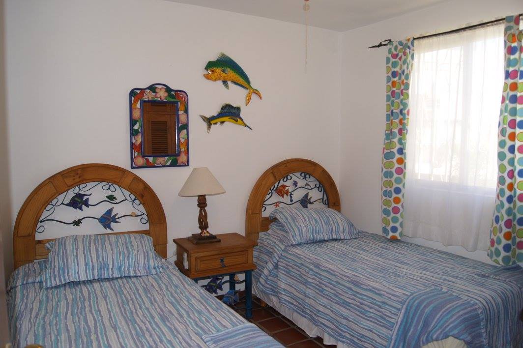 ห้องนอนชั้นล่างใช้ห้องน้ำขนาดเล็กร่วมกันซึ่งมีเครื่องซักผ้าและเครื่องอบผ้า