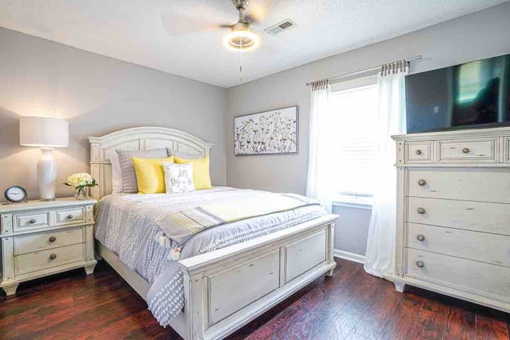 سرير بحجم كوين مع ملاءات ناعمة ولحاف. الأدراج التي تحتوي على تلفزيون سامسونج مقاس 43بوصة مثبت فوق ذراع دوارة كاملة للحصول على أفضل عرض. منضدة جانبية مع قابس USB مثبت على الظهر. مروحة سقف حديثة. مرآة كبيرة مثبتة على الجدار. 