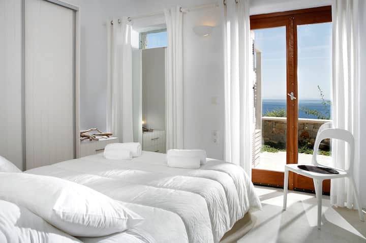 Villa E - Chumba cha kulala cha 2 (Kitanda cha watu wawili na mtazamo wa bahari kutoka kwa chumba)