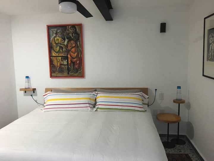 Segundo recámara con cama tamaño king y baño completo/segundo dormitorio con cama tamaño king y baño.