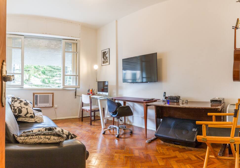 Sala/quarto 2 - sofá cama, vira uma cama maior do que a cama do outro quarto