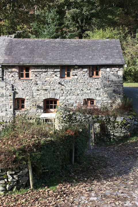 3 Bedroom Country Cottage. Torver.  Dog Friendly.