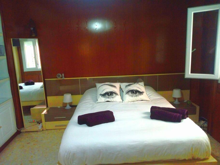Dormitorio principal con ventana al exterior. Armario con perchas y baldas. Televisor