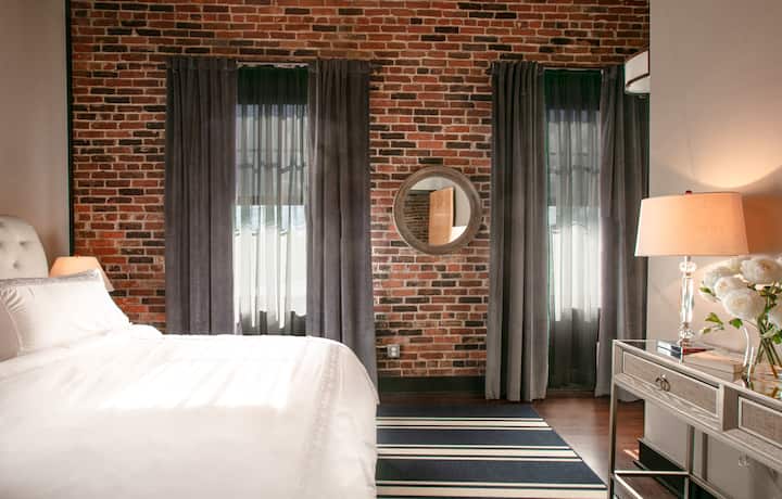 ห้องนอนแขกพร้อมเตียงขนาดคิงไซส์ขนาดใหญ่พร้อมผ้าปูที่นอนพรีเมี่ยม Drapery ก็เป็นม่านสีดำเหมือนกัน 