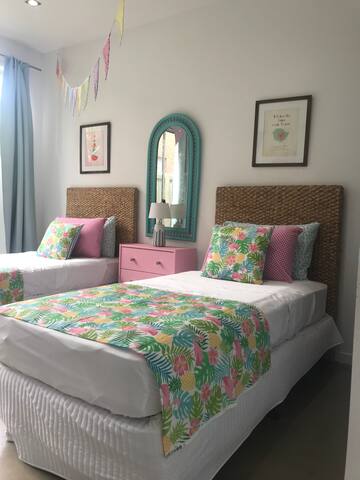 Mooloolaba: 4 bedroom Home with pool gallery image 3