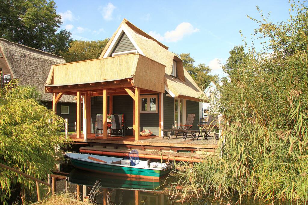 Von der Terrasse direkt in das Boot.