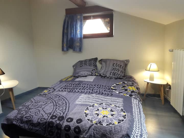 غرفة نوم في الطابق الثالث ، سرير أريكة