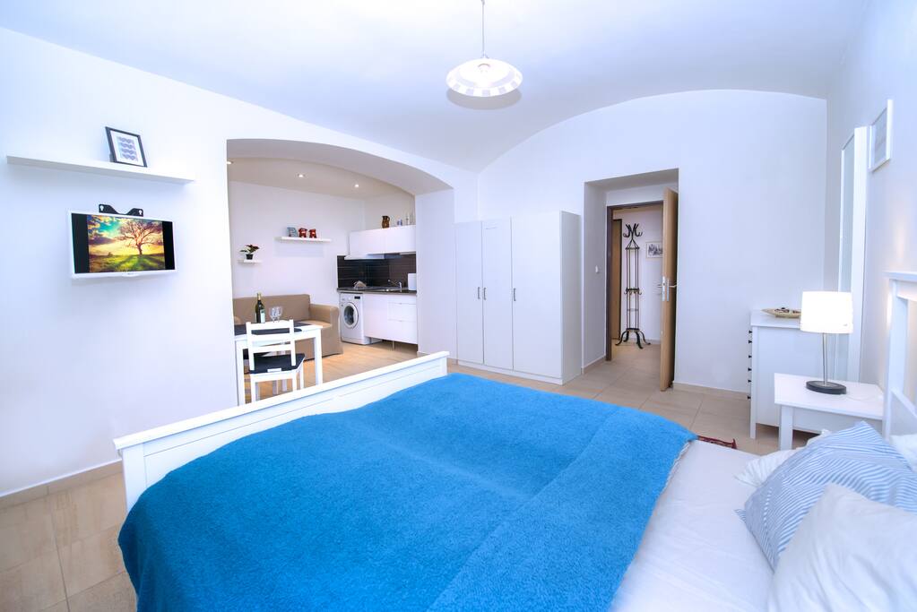 studio apartment, kitchen, bedroom, tv