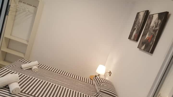 kamer met een 135 bed, visco-elastisch matras en airco.

135 bed met visco-elastische matrassen en airconditioning.