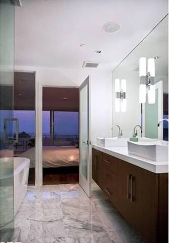 Luxurious, Hollywood Hills Modern Home with Views! gallery image 4