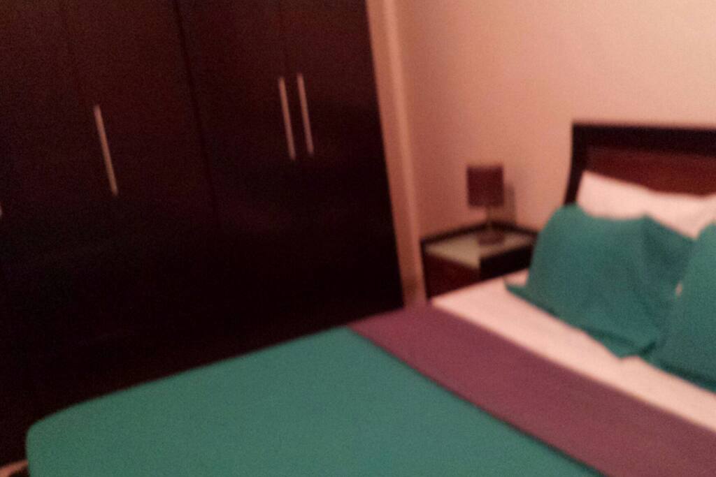 2ème vue de la chambre avec une grande armoire