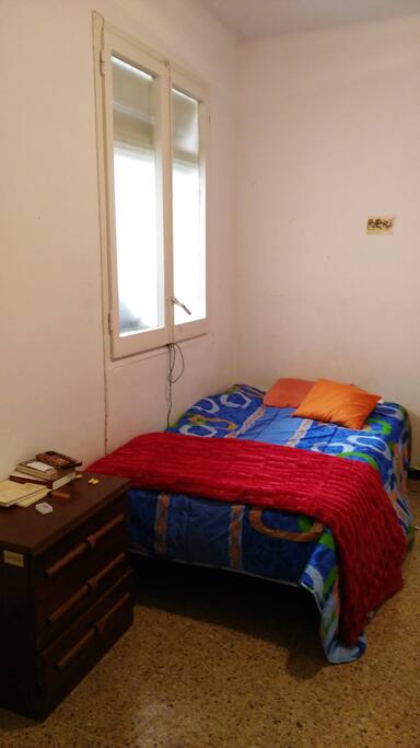 Habitación a alquilar, pero posibilidad de usar todos los espacios comunes!