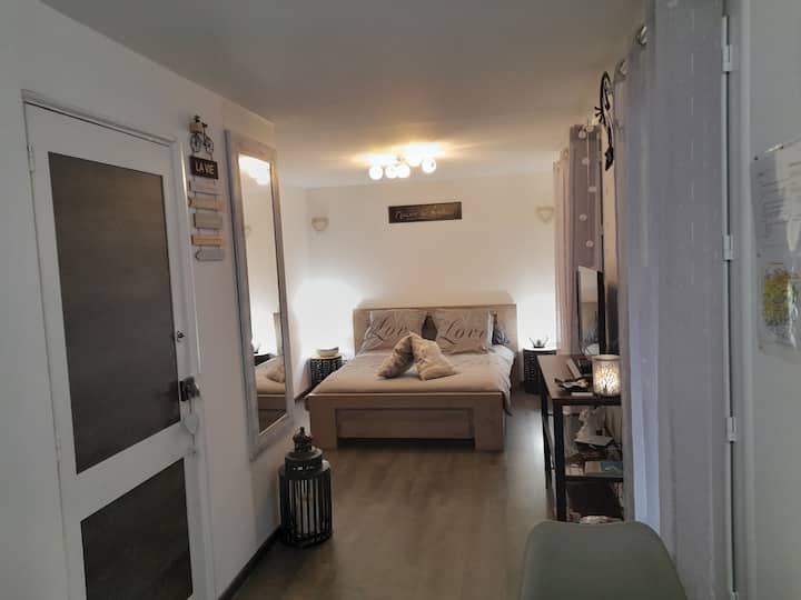 amplia habitación decorada con buen gusto