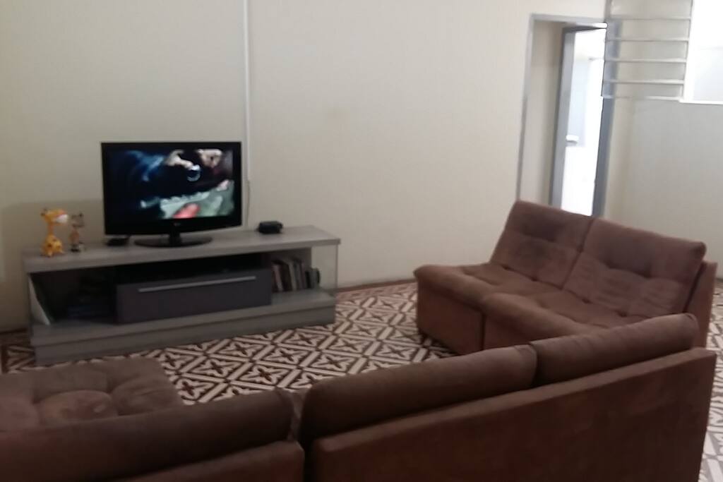 Sala ampla com TV a Cabo