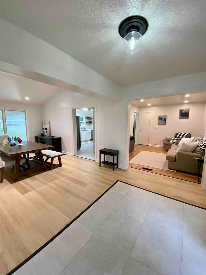 תסתכל מהדלת הראשית.