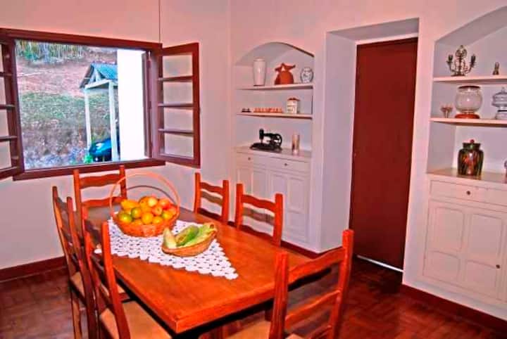 Chumba kinachoweza kubadilishwa katika chumba cha kulala 4 (chenye vitanda 2 vya mtu mmoja) kama inavyohitajika (idadi ya wageni)