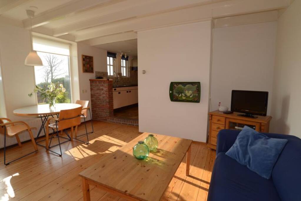 Knusse huiskamer met open keuken
