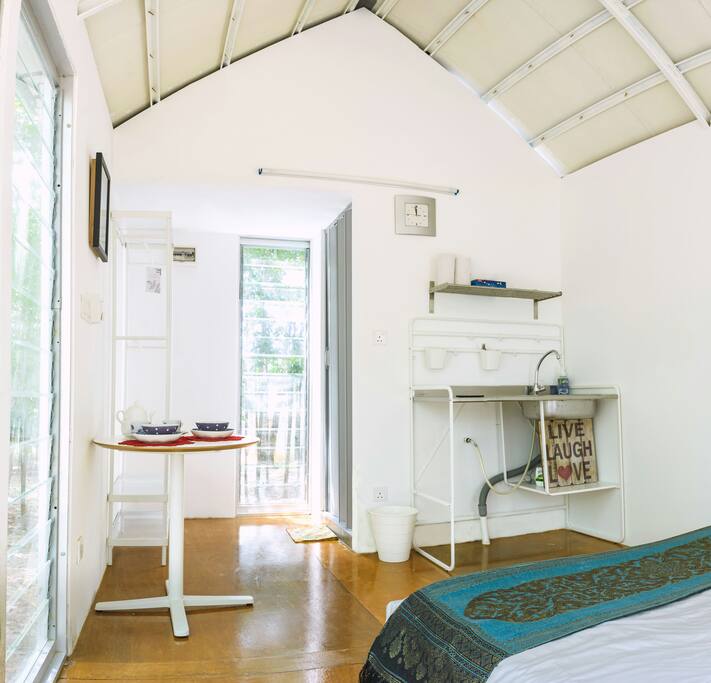 The kitchenette, table as work space and toilet