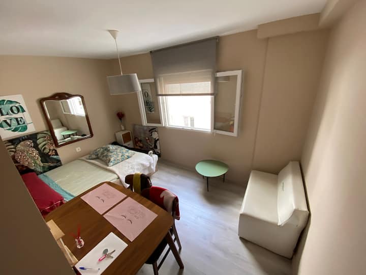 Habitación En Piso Con Buena Ubicación Turística - Granada
