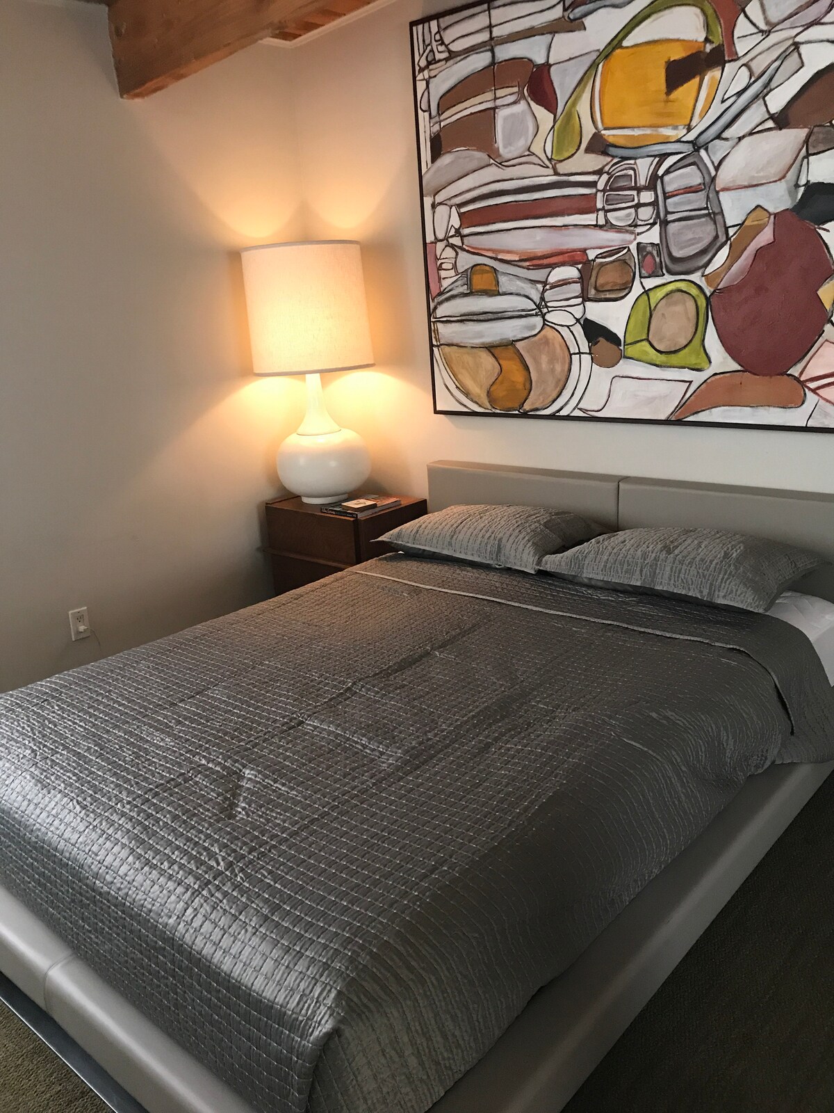 חדר שינה לאורחים: מיטת קווין סייז