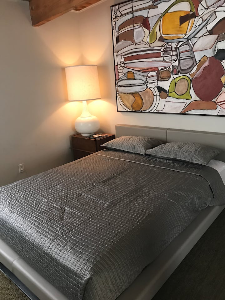 Guest Bedroom: Queen Bed